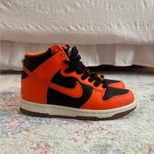 Nike High-Top Dunk - Orange and Black